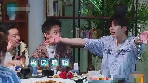 两女打架当场吃瓜事件视频,两女街头互殴,围观群众现场“吃瓜”