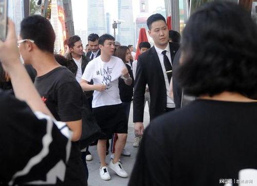 两女打架当场吃瓜事件视频,两女街头互殴,围观群众现场“吃瓜”